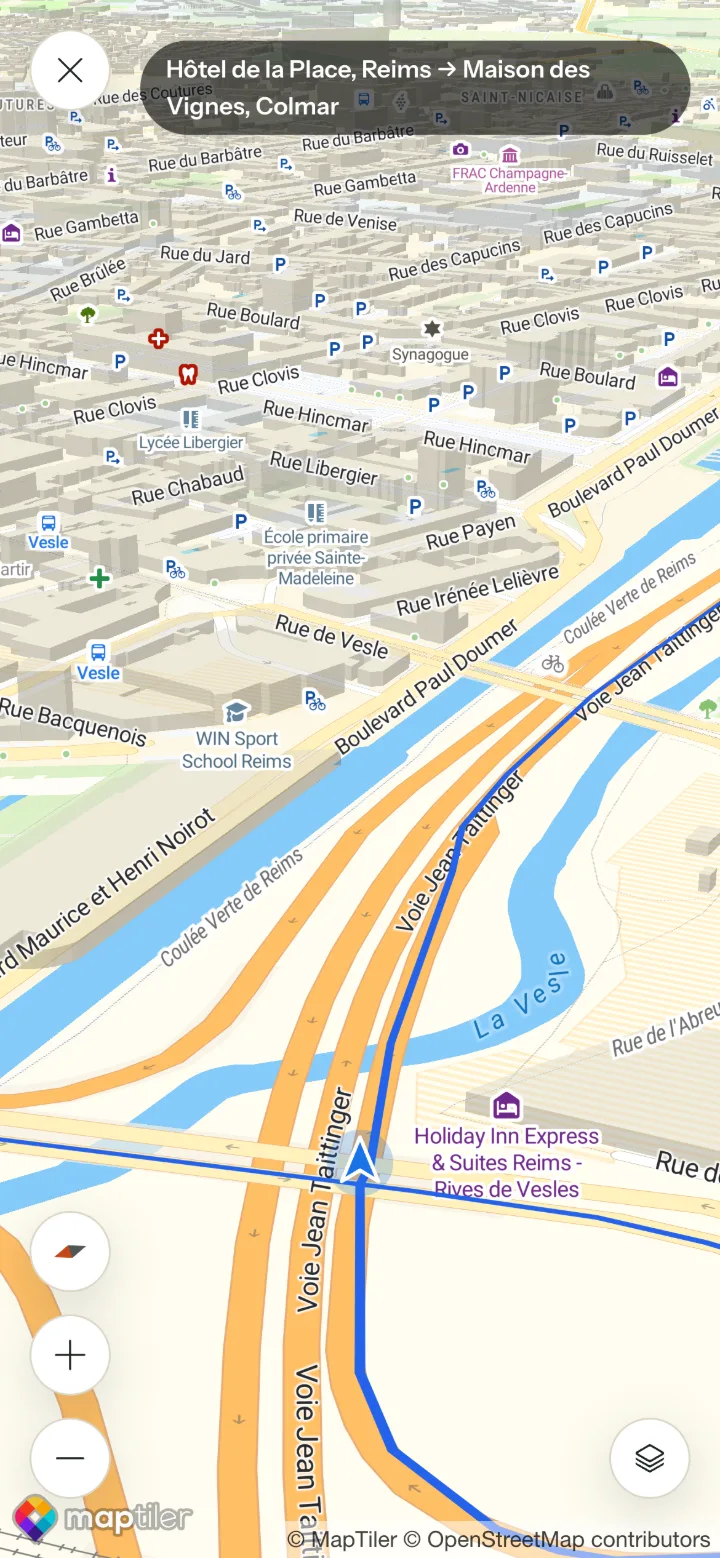 Follow route in Reims: a tilted street map with the blue route and the position arrow on it, and the day's start and end at the top.